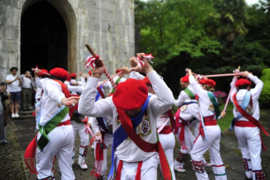 Por primera vez en más de seis siglos, tres  mujeres han formado parte del grupo de ezpatadantzaris que bailaron el Zubigainekoa para festejar San Fermín en Lesaka
