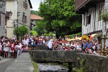 Por primera vez en más de seis siglos, tres  mujeres han formado parte del grupo de ezpatadantzaris que bailaron el Zubigainekoa para festejar San Fermín en Lesaka