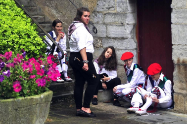 Por primera vez en más de seis siglos, tres  mujeres han formado parte del grupo de ezpatadantzaris que bailaron el Zubigainekoa para festejar San Fermín en Lesaka