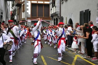Por primera vez en más de seis siglos, tres  mujeres han formado parte del grupo de ezpatadantzaris que bailaron el Zubigainekoa para festejar San Fermín en Lesaka