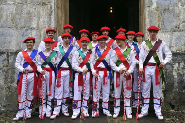 Por primera vez en más de seis siglos, tres  mujeres han formado parte del grupo de ezpatadantzaris que bailaron el Zubigainekoa para festejar San Fermín en Lesaka