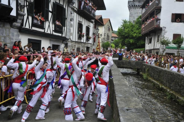 Por primera vez en más de seis siglos, tres  mujeres han formado parte del grupo de ezpatadantzaris que bailaron el Zubigainekoa para festejar San Fermín en Lesaka