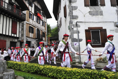 Por primera vez en más de seis siglos, tres  mujeres han formado parte del grupo de ezpatadantzaris que bailaron el Zubigainekoa para festejar San Fermín en Lesaka
