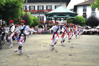 Por primera vez en más de seis siglos, tres  mujeres han formado parte del grupo de ezpatadantzaris que bailaron el Zubigainekoa para festejar San Fermín en Lesaka