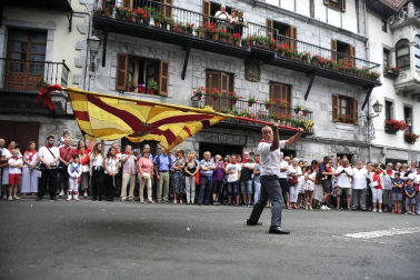 Por primera vez en más de seis siglos, tres  mujeres han formado parte del grupo de ezpatadantzaris que bailaron el Zubigainekoa para festejar San Fermín en Lesaka