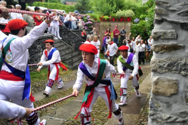 Por primera vez en más de seis siglos, tres  mujeres han formado parte del grupo de ezpatadantzaris que bailaron el Zubigainekoa para festejar San Fermín en Lesaka