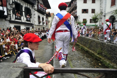 Por primera vez en más de seis siglos, tres  mujeres han formado parte del grupo de ezpatadantzaris que bailaron el Zubigainekoa para festejar San Fermín en Lesaka