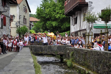 Por primera vez en más de seis siglos, tres  mujeres han formado parte del grupo de ezpatadantzaris que bailaron el Zubigainekoa para festejar San Fermín en Lesaka