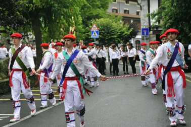 Por primera vez en más de seis siglos, tres  mujeres han formado parte del grupo de ezpatadantzaris que bailaron el Zubigainekoa para festejar San Fermín en Lesaka