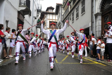 Por primera vez en más de seis siglos, tres  mujeres han formado parte del grupo de ezpatadantzaris que bailaron el Zubigainekoa para festejar San Fermín en Lesaka