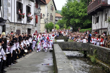 Por primera vez en más de seis siglos, tres  mujeres han formado parte del grupo de ezpatadantzaris que bailaron el Zubigainekoa para festejar San Fermín en Lesaka