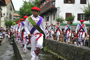 Por primera vez en más de seis siglos, tres  mujeres han formado parte del grupo de ezpatadantzaris que bailaron el Zubigainekoa para festejar San Fermín en Lesaka