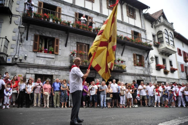 Por primera vez en más de seis siglos, tres  mujeres han formado parte del grupo de ezpatadantzaris que bailaron el Zubigainekoa para festejar San Fermín en Lesaka