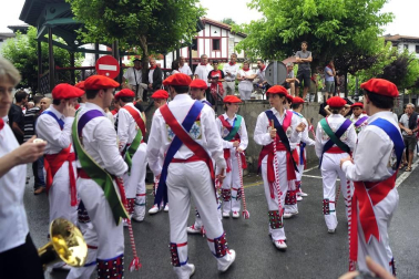 Por primera vez en más de seis siglos, tres  mujeres han formado parte del grupo de ezpatadantzaris que bailaron el Zubigainekoa para festejar San Fermín en Lesaka