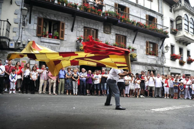 Por primera vez en más de seis siglos, tres  mujeres han formado parte del grupo de ezpatadantzaris que bailaron el Zubigainekoa para festejar San Fermín en Lesaka