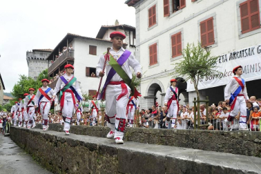 Por primera vez en más de seis siglos, tres  mujeres han formado parte del grupo de ezpatadantzaris que bailaron el Zubigainekoa para festejar San Fermín en Lesaka