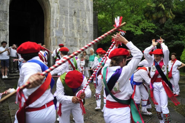 Por primera vez en más de seis siglos, tres  mujeres han formado parte del grupo de ezpatadantzaris que bailaron el Zubigainekoa para festejar San Fermín en Lesaka