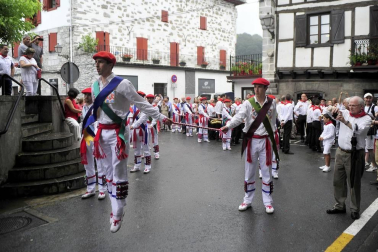 Por primera vez en más de seis siglos, tres  mujeres han formado parte del grupo de ezpatadantzaris que bailaron el Zubigainekoa para festejar San Fermín en Lesaka