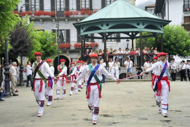 Por primera vez en más de seis siglos, tres  mujeres han formado parte del grupo de ezpatadantzaris que bailaron el Zubigainekoa para festejar San Fermín en Lesaka