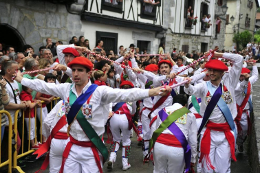 Por primera vez en más de seis siglos, tres  mujeres han formado parte del grupo de ezpatadantzaris que bailaron el Zubigainekoa para festejar San Fermín en Lesaka
