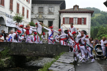 Por primera vez en más de seis siglos, tres  mujeres han formado parte del grupo de ezpatadantzaris que bailaron el Zubigainekoa para festejar San Fermín en Lesaka