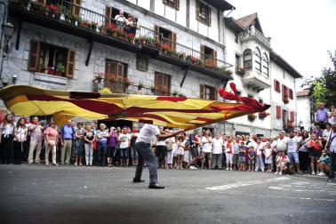 Por primera vez en más de seis siglos, tres  mujeres han formado parte del grupo de ezpatadantzaris que bailaron el Zubigainekoa para festejar San Fermín en Lesaka