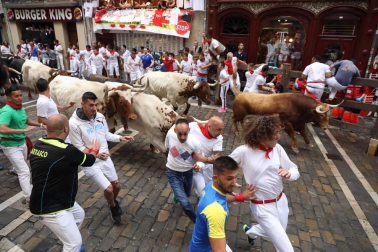 Imágenes del primer encierro de los sanfermines 2019 protagonizado por toros de Puerto de San Lorenzo.