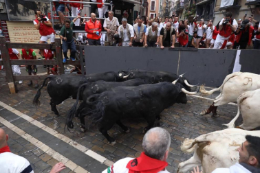 Imágenes del primer encierro de los sanfermines 2019 protagonizado por toros de Puerto de San Lorenzo.