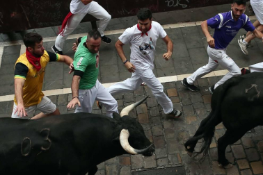 Imágenes del primer encierro de los sanfermines 2019 protagonizado por toros de Puerto de San Lorenzo.
