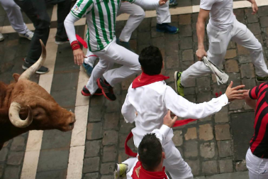 Imágenes del primer encierro de los sanfermines 2019 protagonizado por toros de Puerto de San Lorenzo.