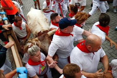 Imágenes del primer encierro de los sanfermines 2019 protagonizado por toros de Puerto de San Lorenzo.