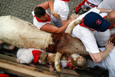 Imágenes del primer encierro de los sanfermines 2019 protagonizado por toros de Puerto de San Lorenzo.