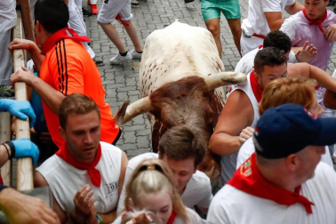 Imágenes del primer encierro de los sanfermines 2019 protagonizado por toros de Puerto de San Lorenzo.