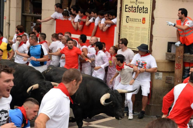 Imágenes del primer encierro de los sanfermines 2019 protagonizado por toros de Puerto de San Lorenzo.