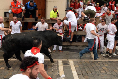 Imágenes del primer encierro de los sanfermines 2019 protagonizado por toros de Puerto de San Lorenzo.