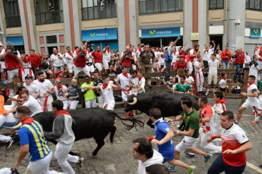 Imágenes del primer encierro de los sanfermines 2019 protagonizado por toros de Puerto de San Lorenzo.