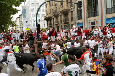 Imágenes del primer encierro de los sanfermines 2019 protagonizado por toros de Puerto de San Lorenzo.