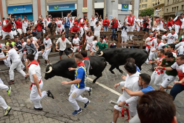 Imágenes del primer encierro de los sanfermines 2019 protagonizado por toros de Puerto de San Lorenzo.