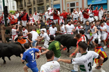 Imágenes del primer encierro de los sanfermines 2019 protagonizado por toros de Puerto de San Lorenzo.