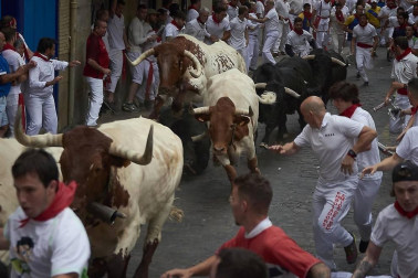Imágenes del primer encierro de los sanfermines 2019 protagonizado por toros de Puerto de San Lorenzo.