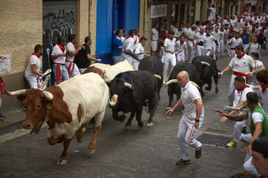 Imágenes del primer encierro de los sanfermines 2019 protagonizado por toros de Puerto de San Lorenzo.