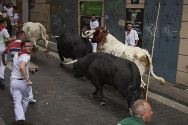 Imágenes del primer encierro de los sanfermines 2019 protagonizado por toros de Puerto de San Lorenzo.
