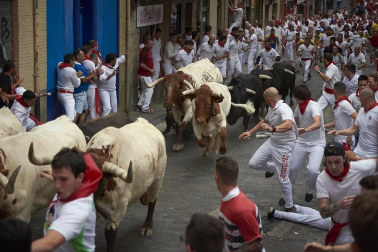 Imágenes del primer encierro de los sanfermines 2019 protagonizado por toros de Puerto de San Lorenzo.
