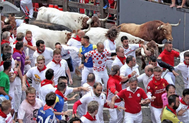 Imágenes del primer encierro de los sanfermines 2019 protagonizado por toros de Puerto de San Lorenzo.