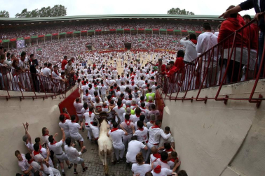 Imágenes del primer encierro de los sanfermines 2019 protagonizado por toros de Puerto de San Lorenzo.