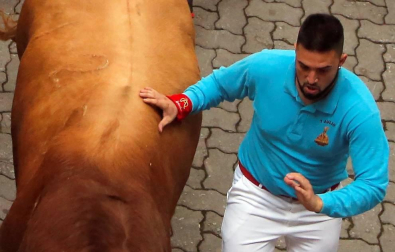 Imágenes del primer encierro de los sanfermines 2019 protagonizado por toros de Puerto de San Lorenzo.