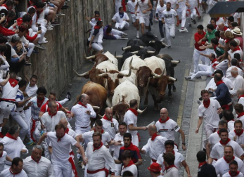 Imágenes del primer encierro de los sanfermines 2019 protagonizado por toros de Puerto de San Lorenzo.