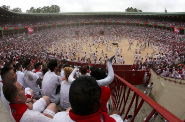 Imágenes del primer encierro de los sanfermines 2019 protagonizado por toros de Puerto de San Lorenzo.