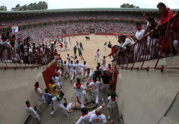 Imágenes del primer encierro de los sanfermines 2019 protagonizado por toros de Puerto de San Lorenzo.