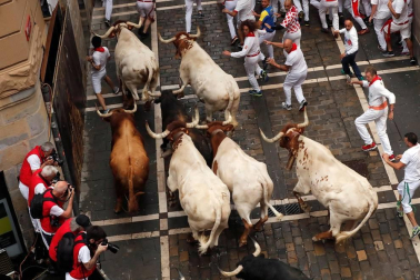Imágenes del primer encierro de los sanfermines 2019 protagonizado por toros de Puerto de San Lorenzo.